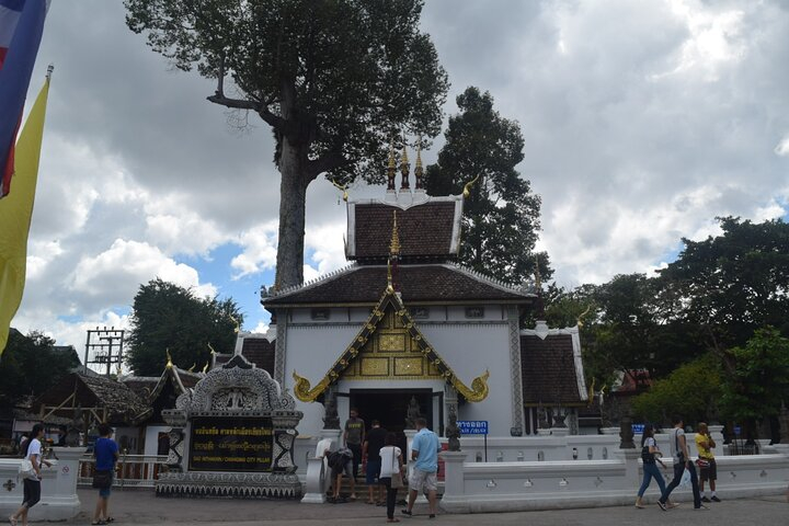 Half Day Chiang Mai City And Cultural By TukTuk Samlor Red Car