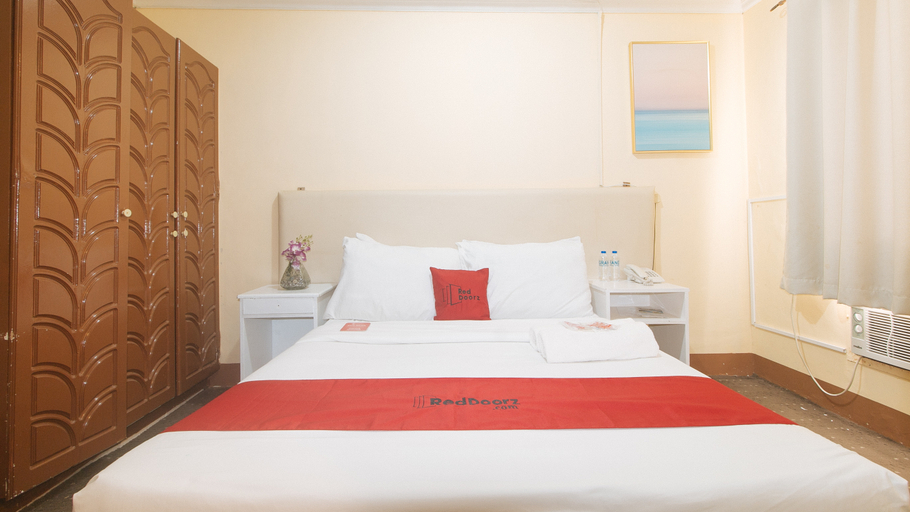 RedDoorz Premium @ THE GRAND PENINSULA SUITES