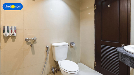 Bathroom 16