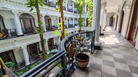Exterior & Views