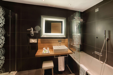 Bathroom 12