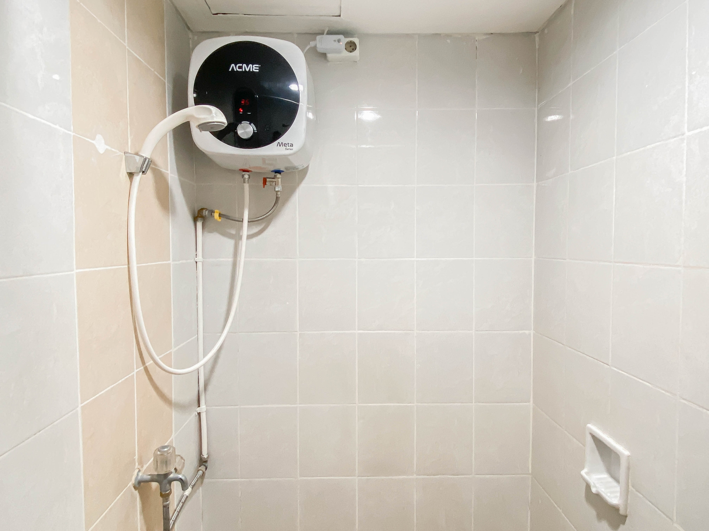 Bathroom 5, Simple Studio at Apartment Taman Melati Margonda By Travelio, Depok
