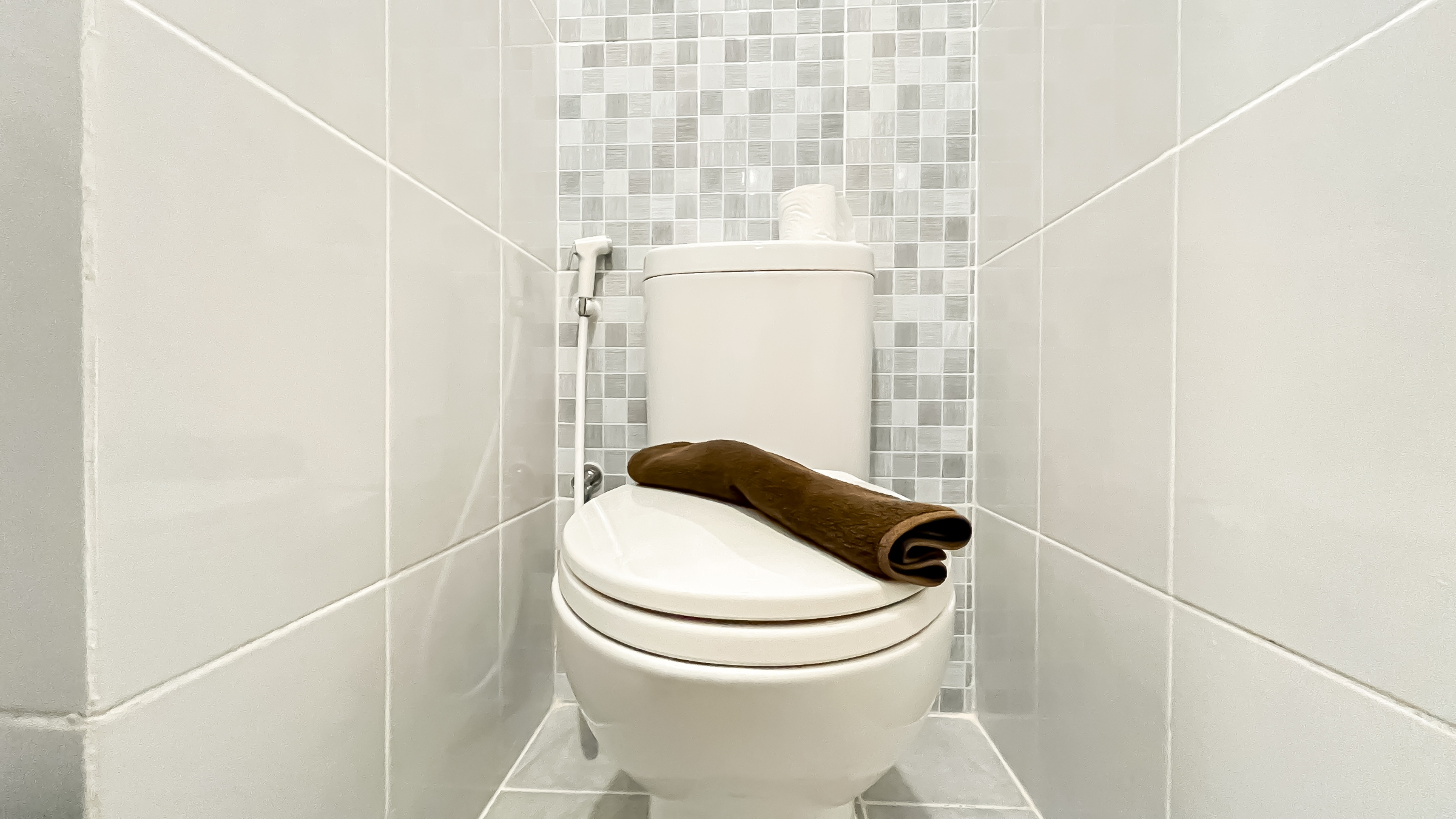 Bathroom 5, Cozy Warm Tone Studio at Tokyo Riverside PIK 2 Apartment By Travelio, Tangerang