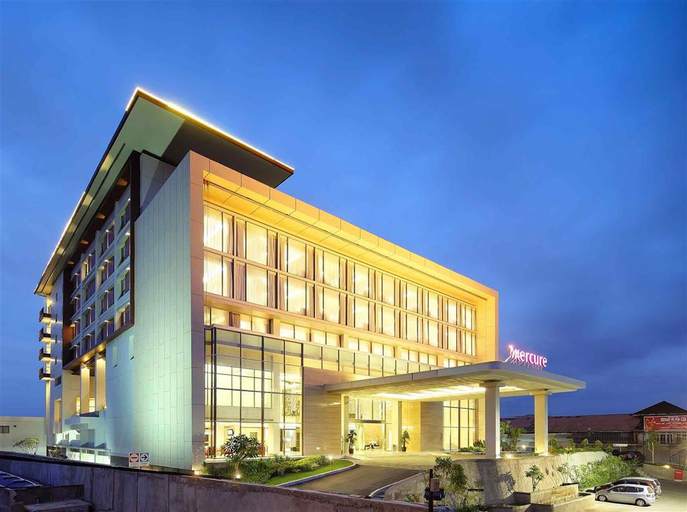 Mercure Padang, Padang