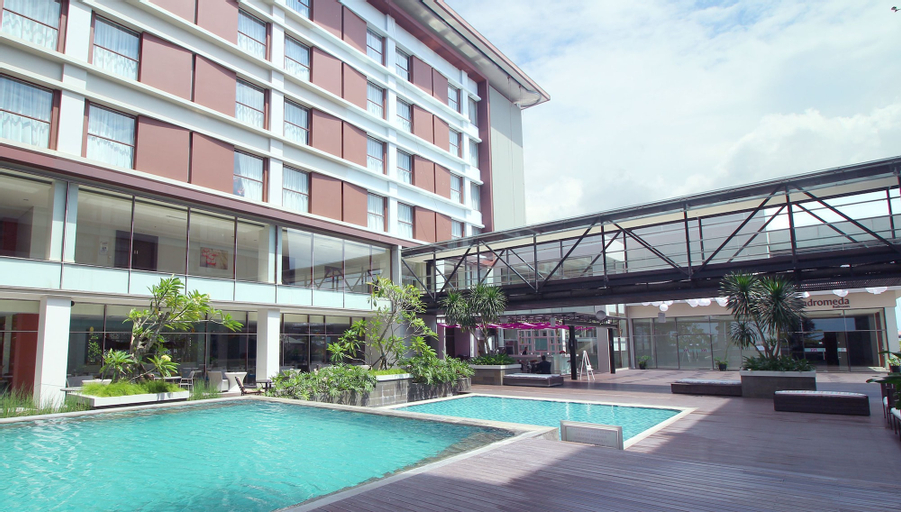 Mercure Padang, Padang
