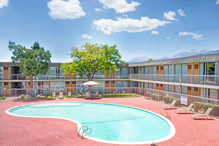 Super 8 by Wyndham Meadow Wood Courtyard, Washoe