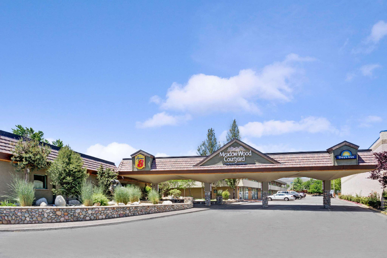 Super 8 by Wyndham Meadow Wood Courtyard, Washoe