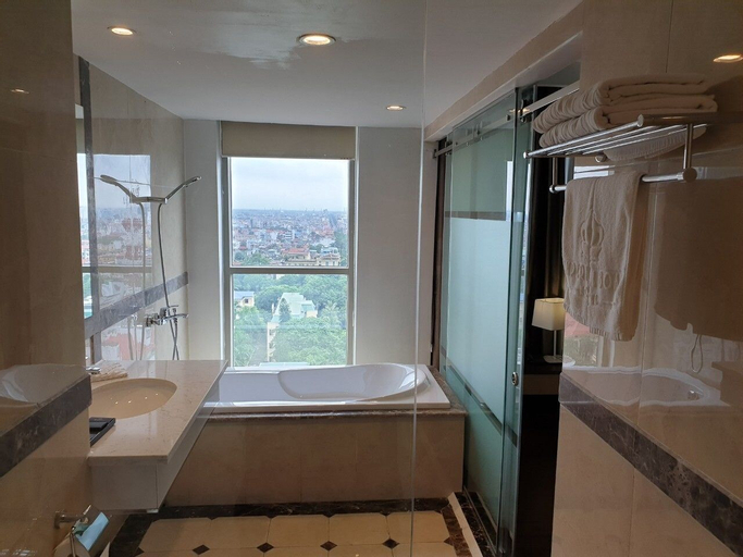 Imperial Boat Hotel, Hồng Bàng