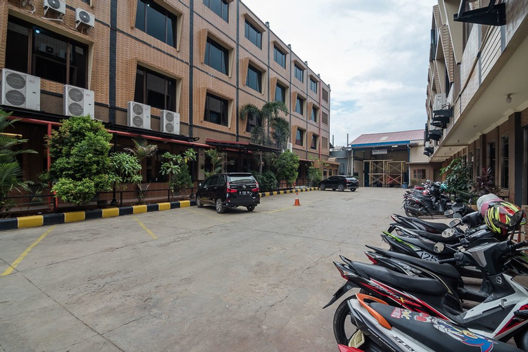 RedDoorz Plus near Soekarno Hatta Airport 2, Tangerang