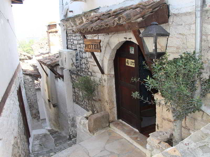 Nasho Vruho Hotel, Beratit