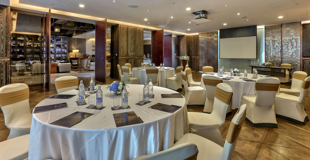 Hilton Sukhumvit Bangkok, Khlong Toey