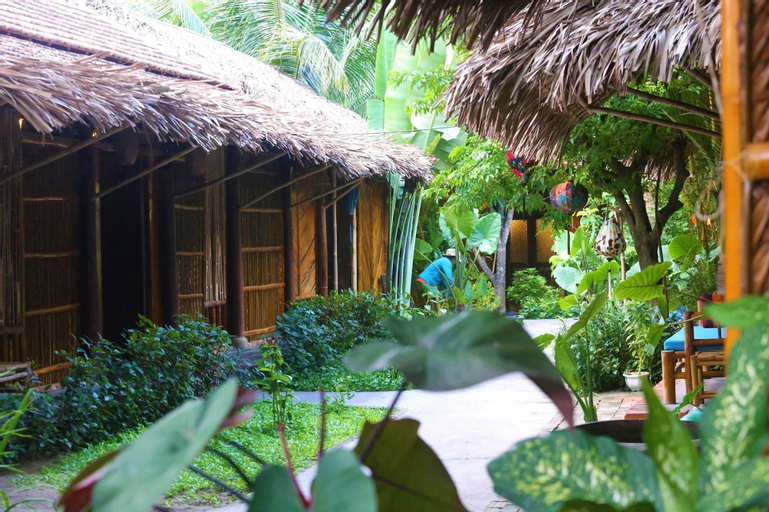 Under the coconut tree, Hội An