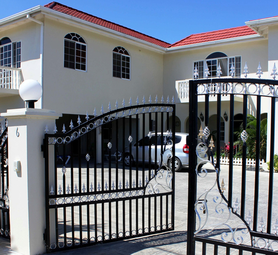 Retreat Guesthouse Luxury Suites,