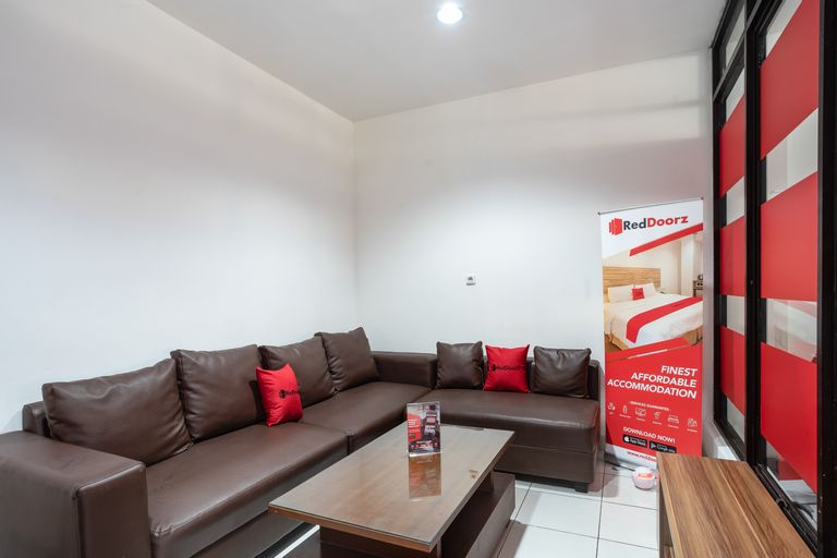 RedDoorz near Eka Hospital BSD City, South Tangerang