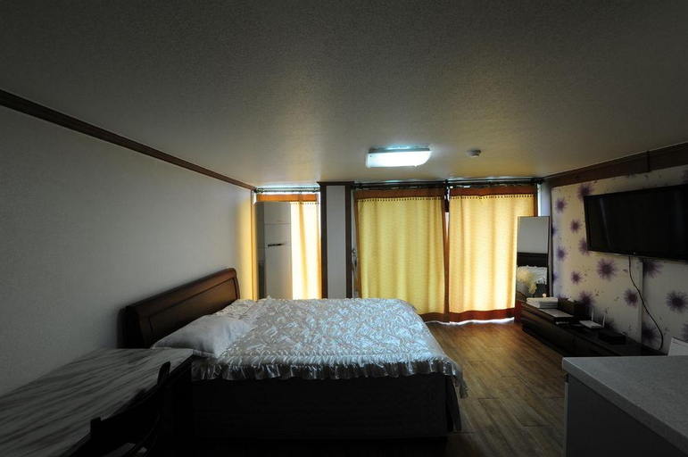 Hi Hotel, Dong