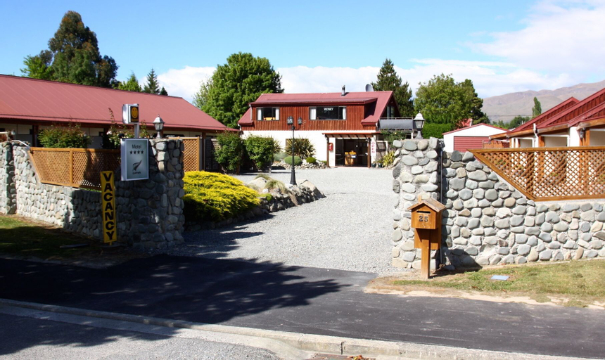 Pinewood Motels, Mackenzie