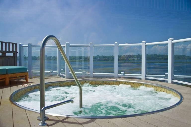 Newport Beach Hotel & Suites, Newport