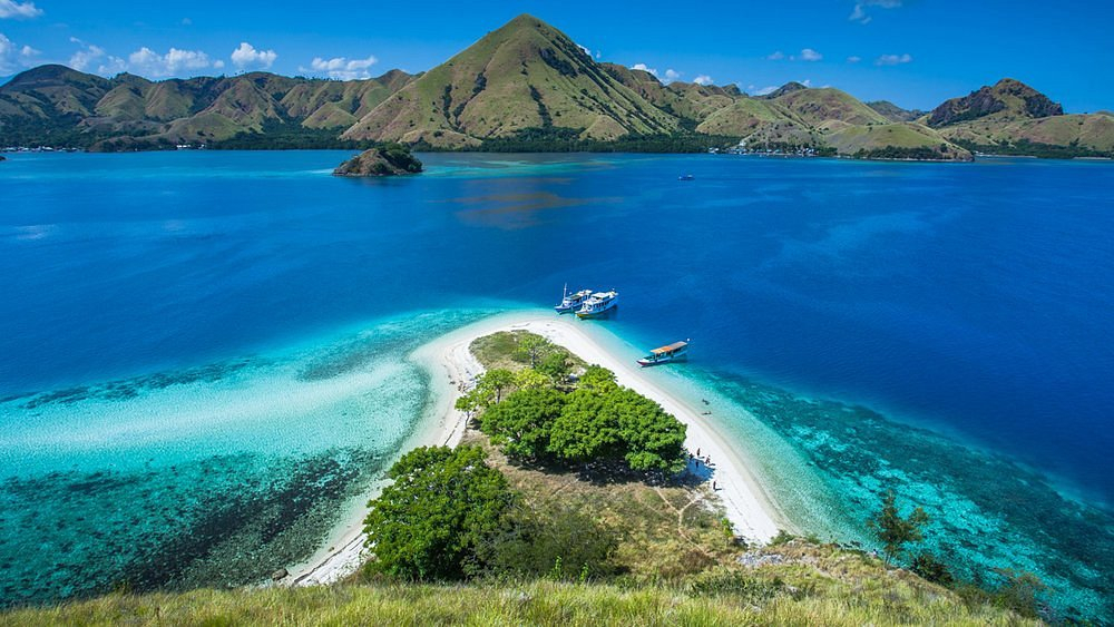 Hari 1: Check-in Phinisi → Kelor → Manjarite → Kalong Island (Sunset)
