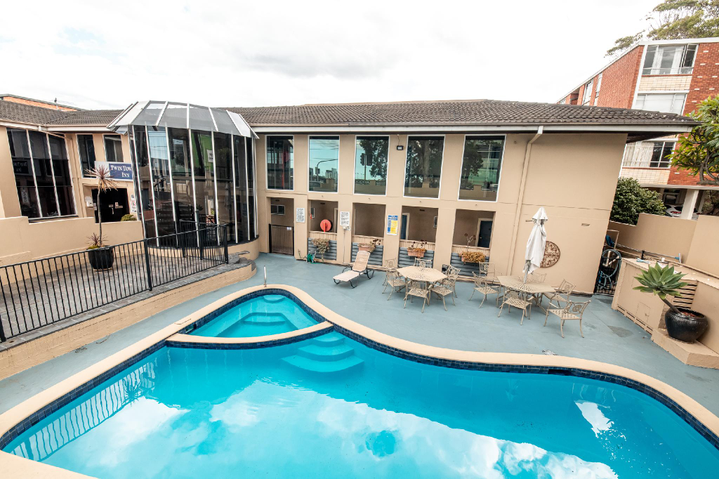 Twin Towers Inn, Willoughby