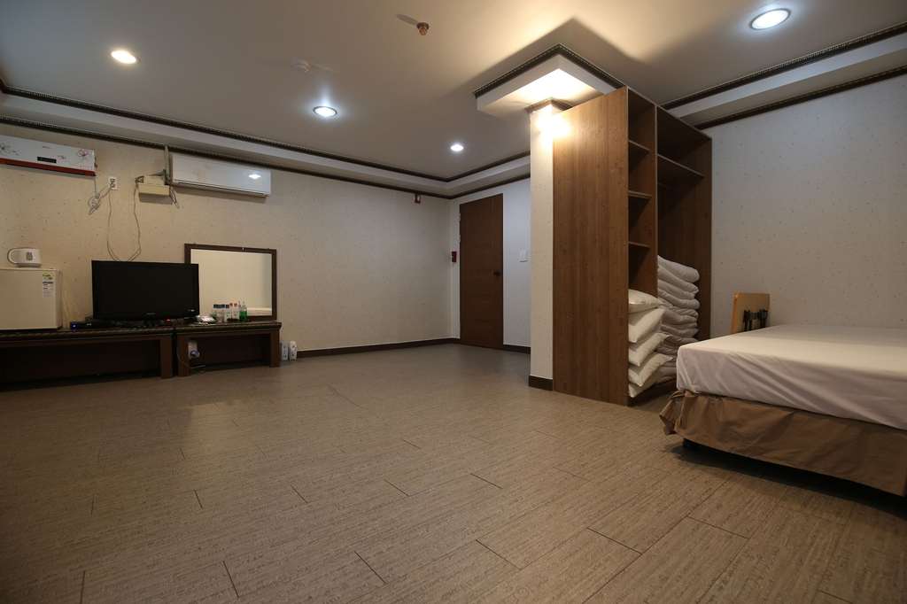 R.I Spa Hotel, Chungju