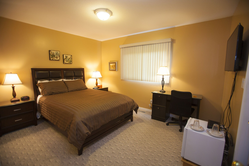 Midnight Sun Inn Bed And Breakfast, Yukon