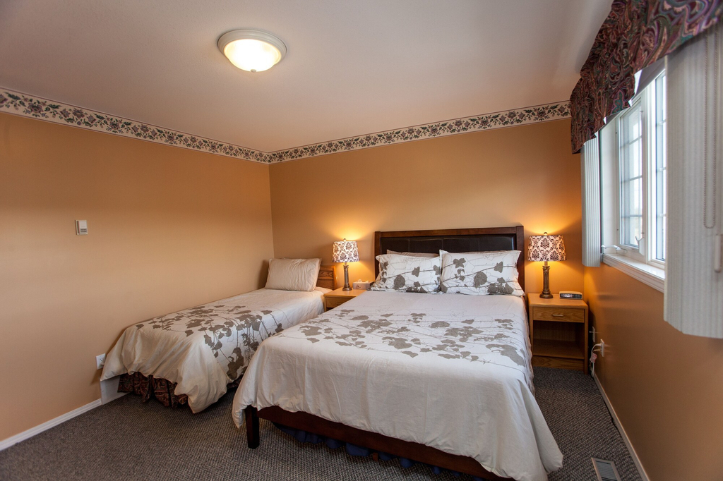 Midnight Sun Inn Bed And Breakfast, Yukon
