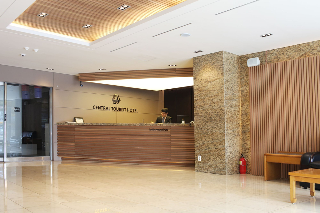 Central Tourist Hotel, Jung