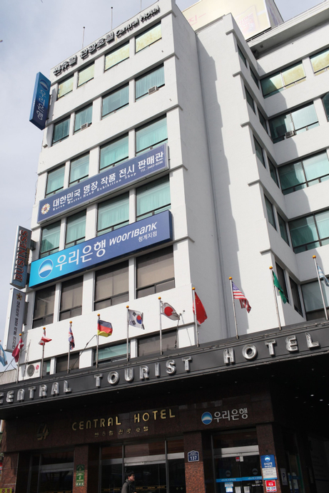 Central Tourist Hotel, Jung