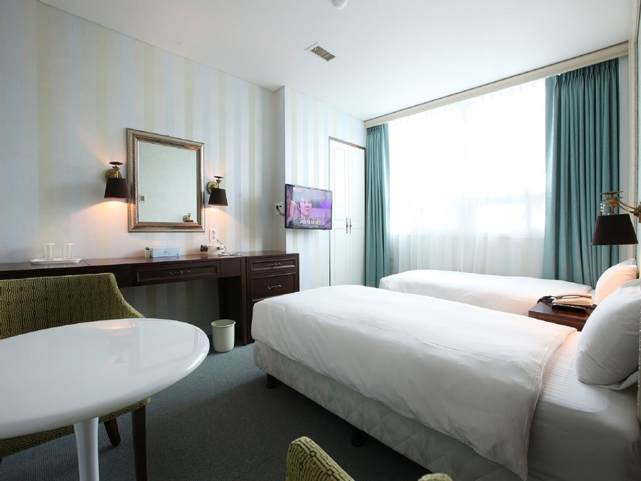 Central Tourist Hotel, Jung