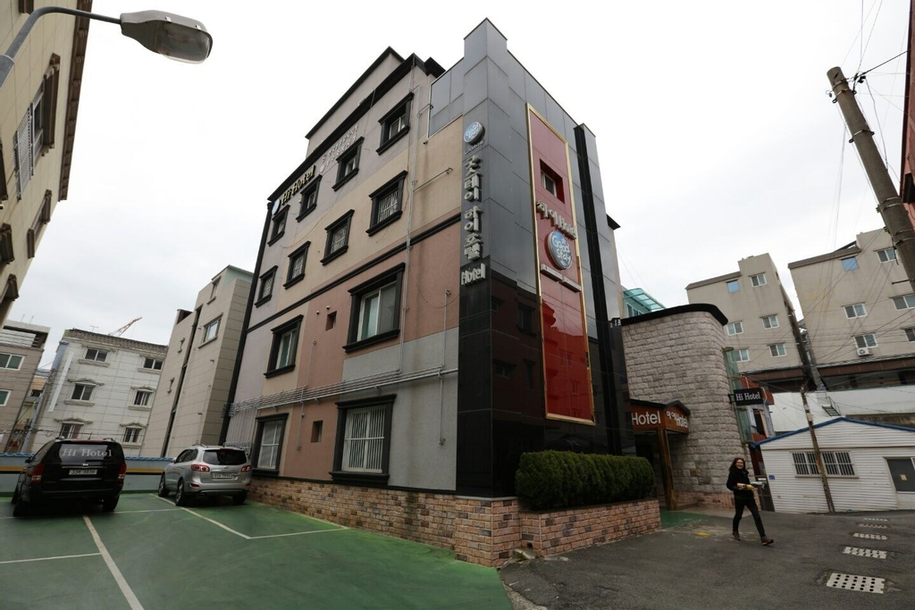Hi Hotel, Dong