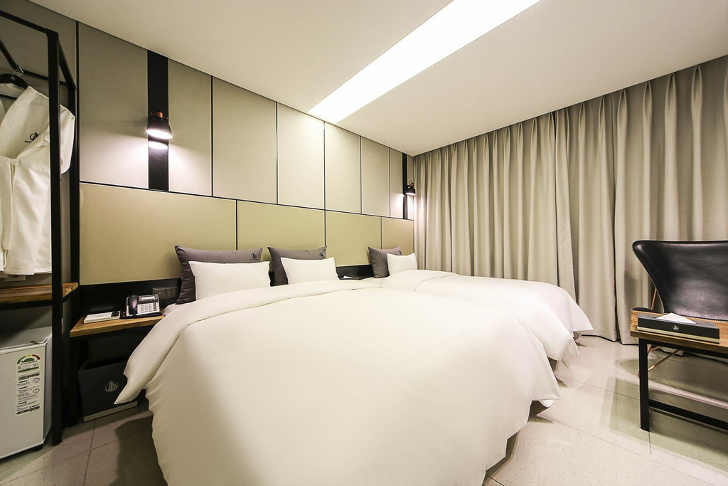 Yeoubi Hotel, Jung