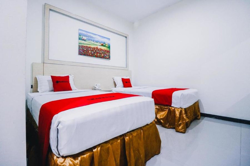 RedDoorz Plus near Sultan Hasanuddin Airport, Makassar
