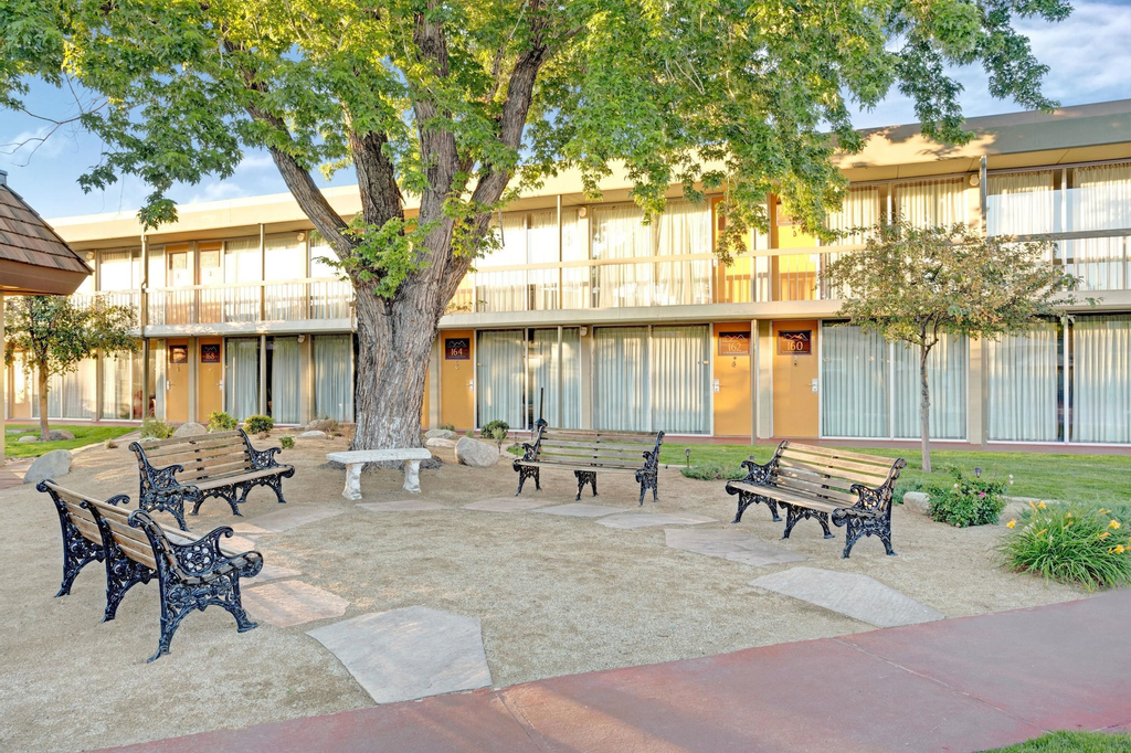 Super 8 by Wyndham Meadow Wood Courtyard, Washoe