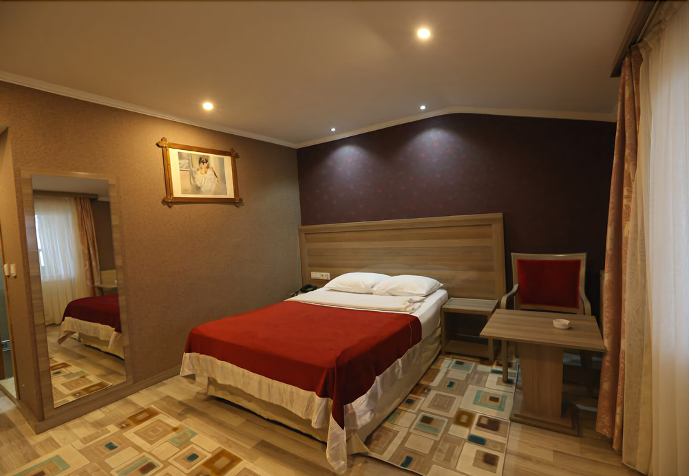 Mora Hotel, Merkez