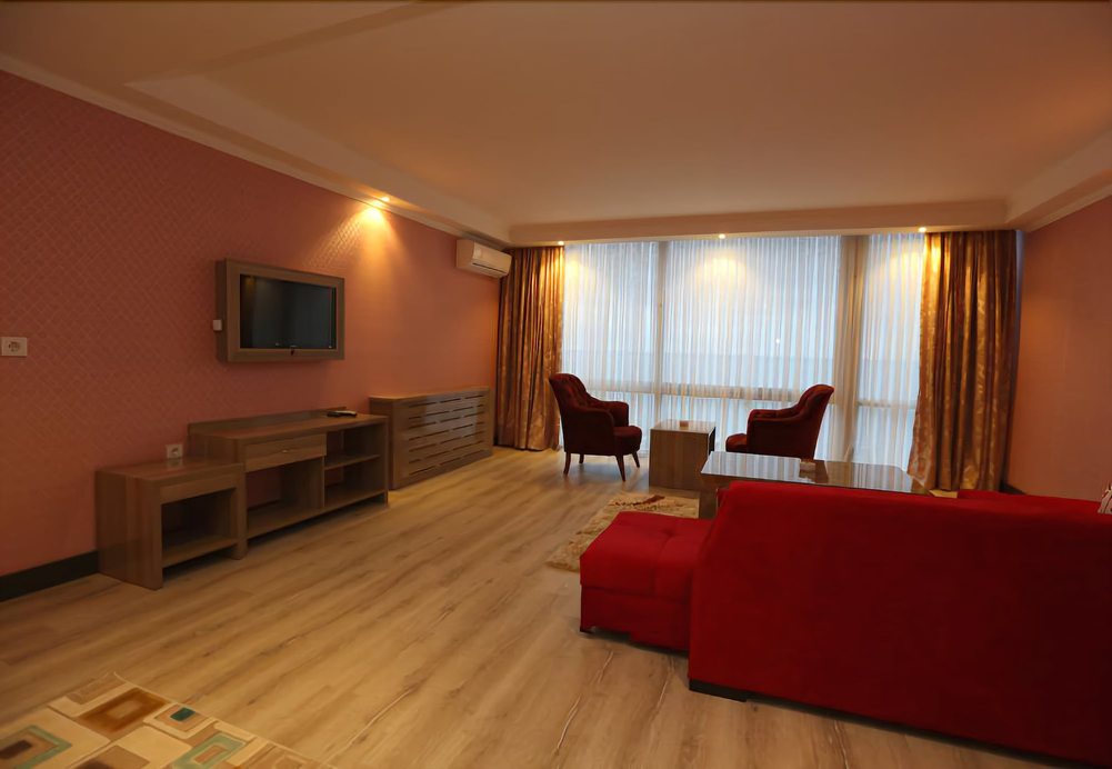 Mora Hotel, Merkez