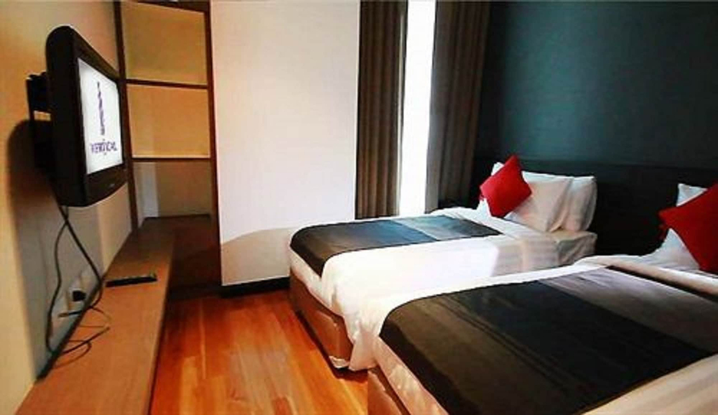 The Vertical Suite, Prawet
