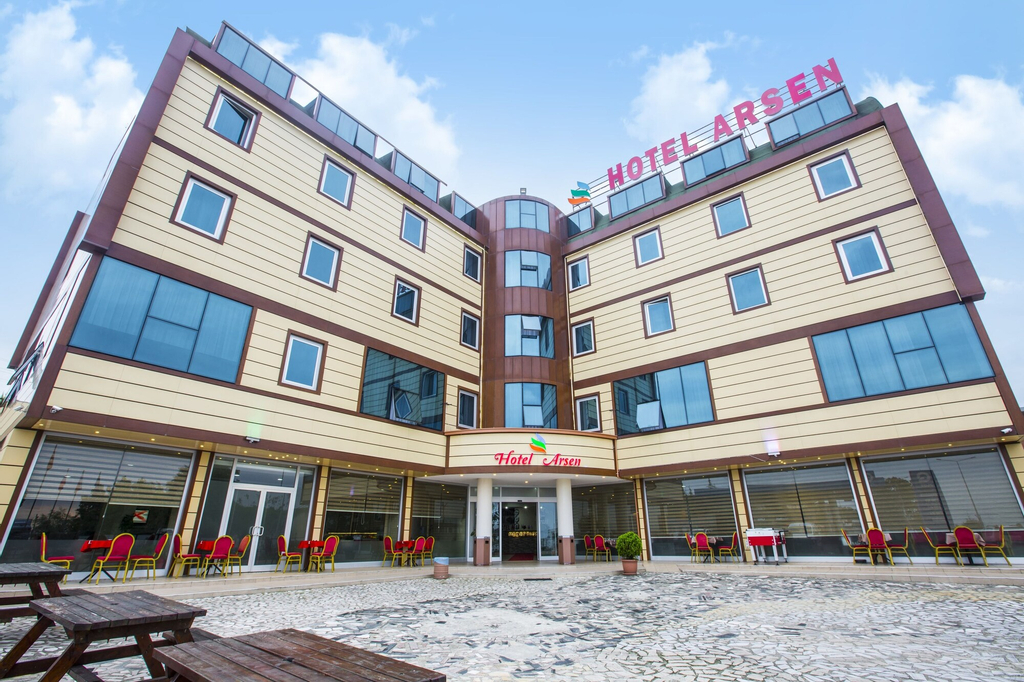 Hotel Arsen, Arsin