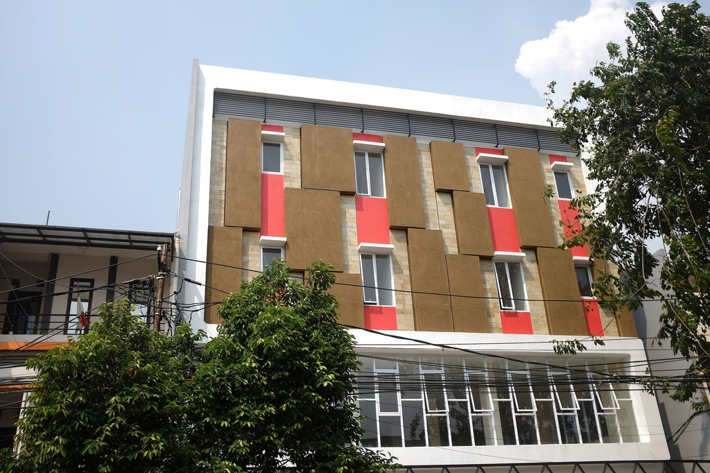 RedDoorz Plus near Mall Ciputra Jakarta, West Jakarta