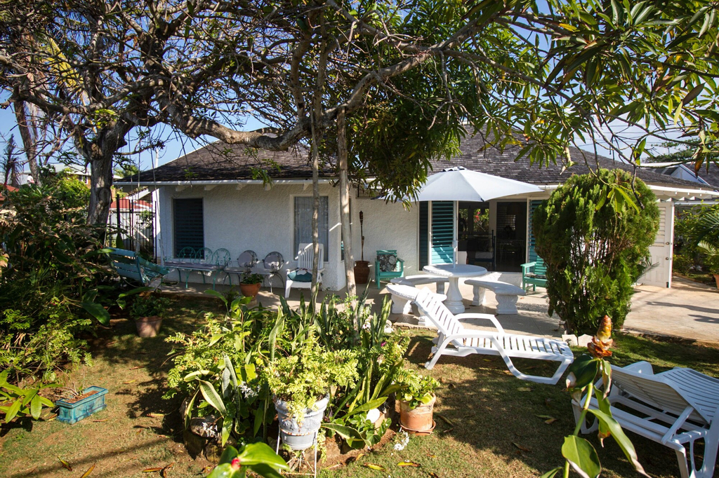 YELLOW CANARY BEACH VILLA,