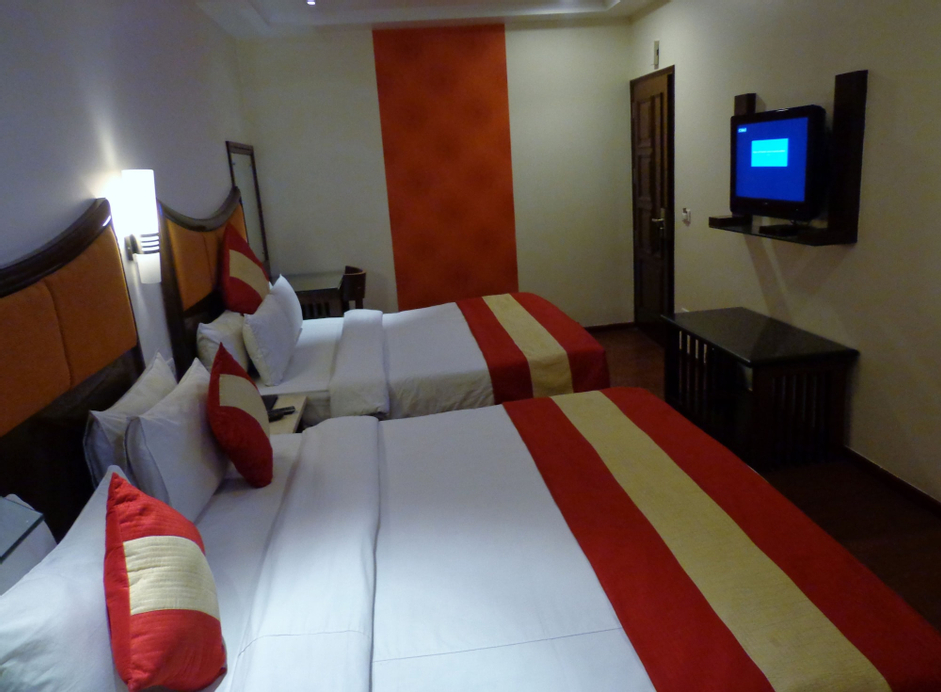 Hotel Aura, West