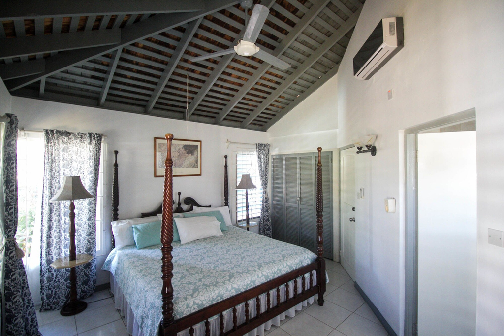 YELLOW CANARY BEACH VILLA,