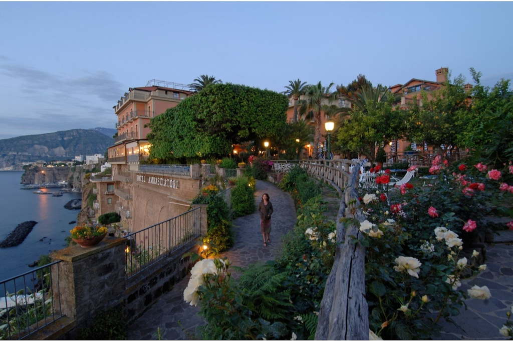 Grand Hotel Ambasciatori, Napoli