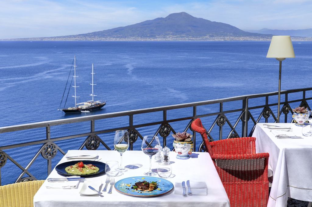 Grand Hotel Ambasciatori, Napoli