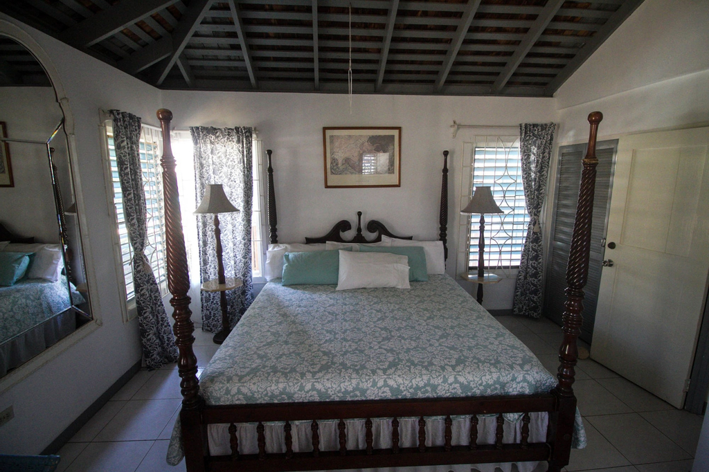 YELLOW CANARY BEACH VILLA,