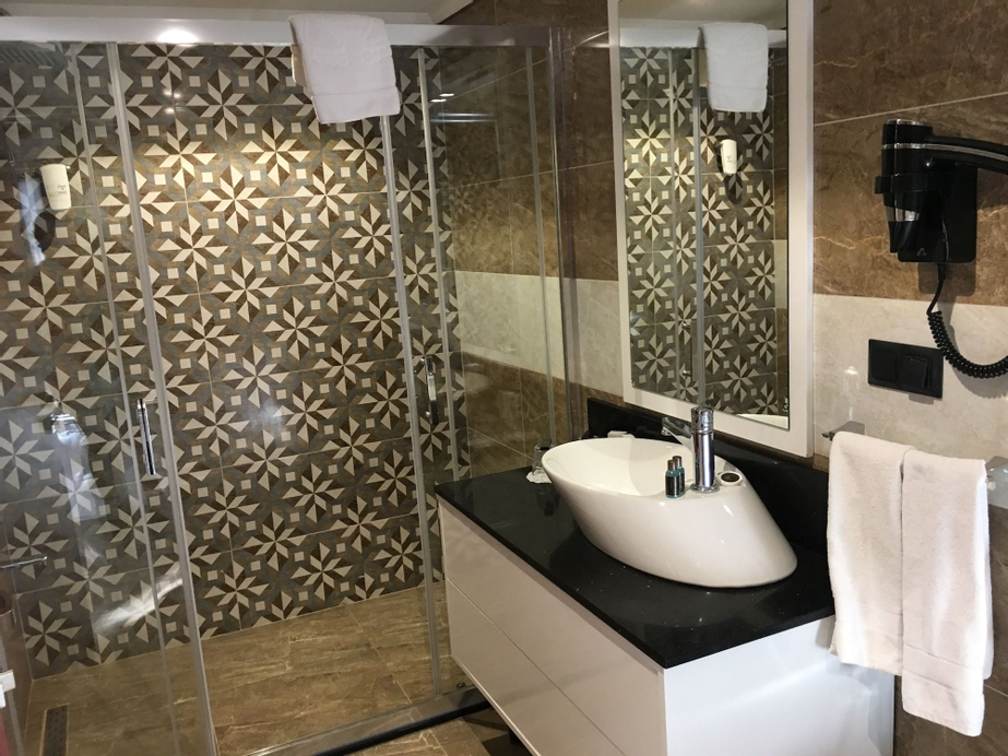 Grand Vaves Otel, Merkez