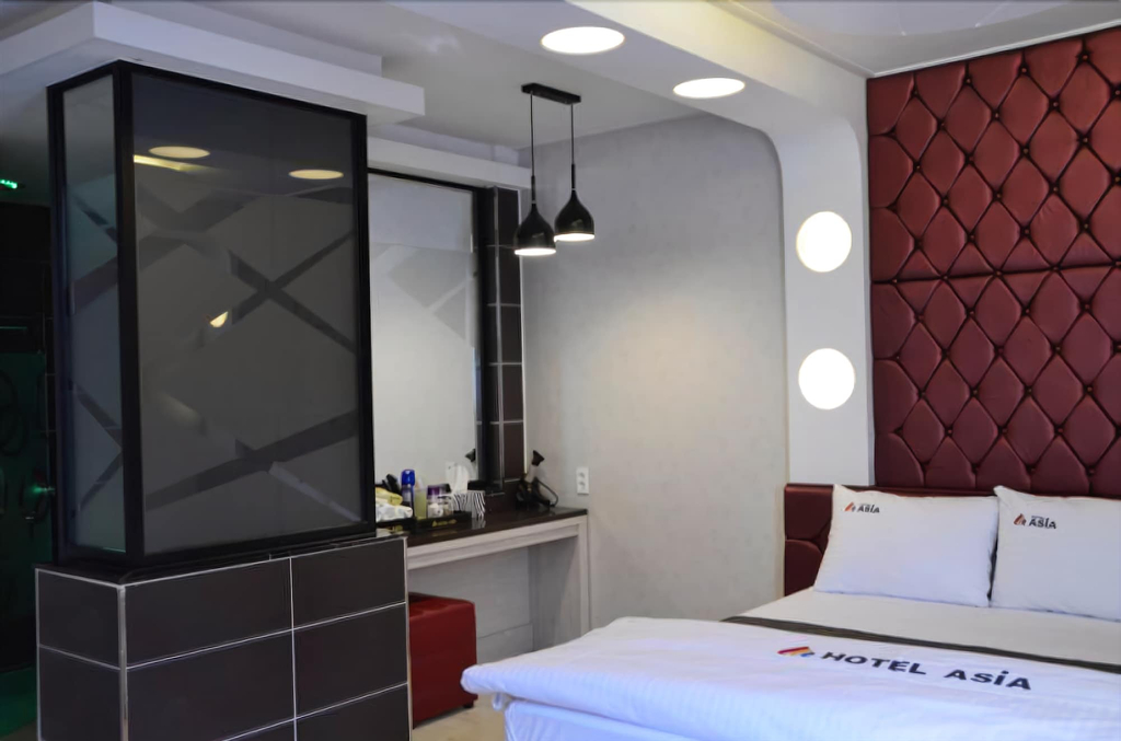 Hotel Asia, Buk