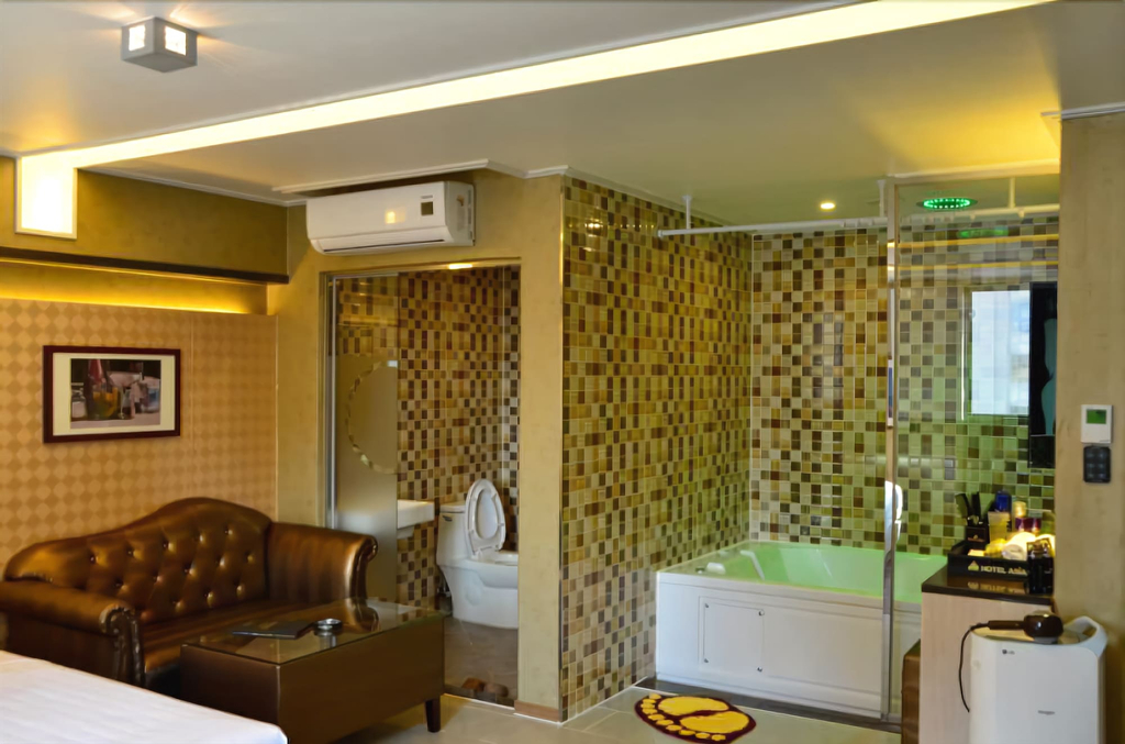 Hotel Asia, Buk