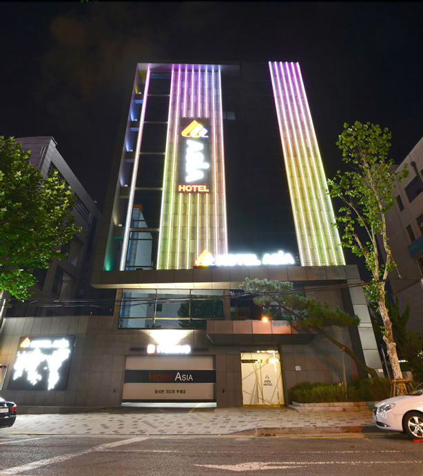 Hotel Asia, Buk