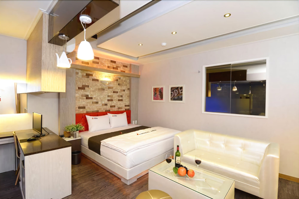 Hotel Asia, Buk