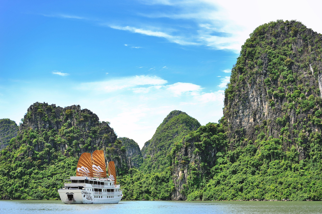 Paradise Peak Cruise, Hạ Long